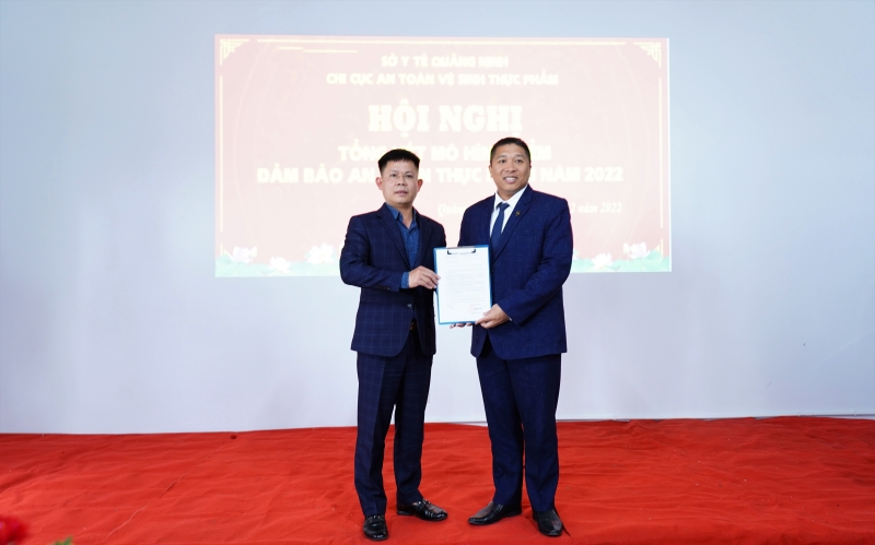 Lãnh đạo Chi cục An toàn vệ sinh thực phẩm trao giấy chứng nhận mô hình điểm an toàn thực phẩm cho Khách sạn Premier Village Ha Long Bay Resort